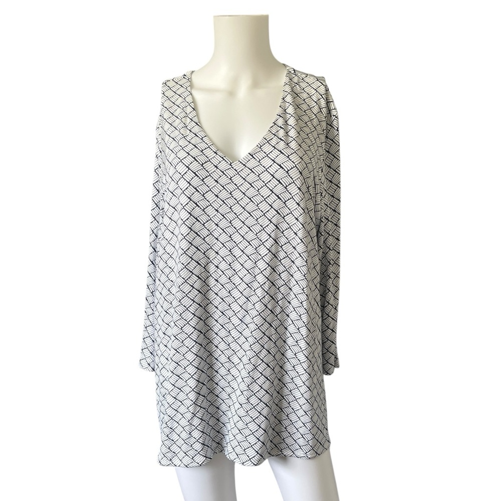 Chicos V Neck Top Blue White Geometric Print 3/4 Sleeve Rayon Spandex Knit